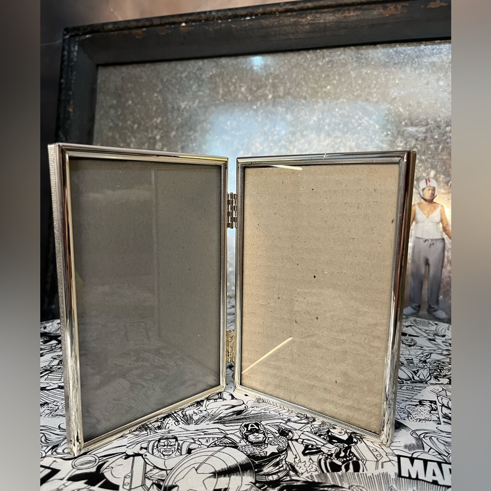 Foldable vintage picture frames